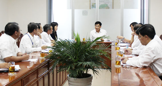 Phó Chủ tịch UBND tỉnh Trần Văn Vĩnh phát biểu tại buổi làm việc.      