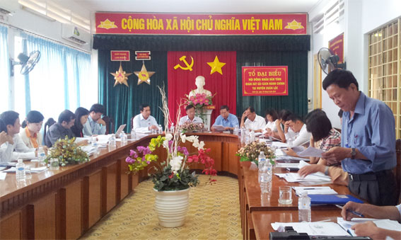 Các đại biểu nghe đại diện UBND  huyện báo cáo về công tác cải cách hành chính.