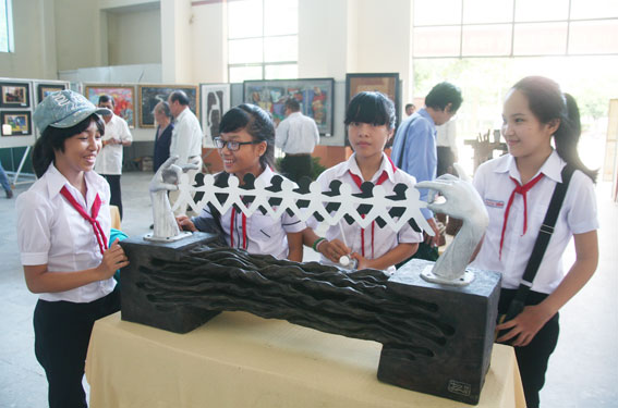 Các em học sinh, người dân tham quan triển lãm.
