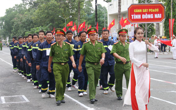 Đoàn Cảnh sát PCCC Đồng Nai tham gia diễu hành tại lễ khai mạc