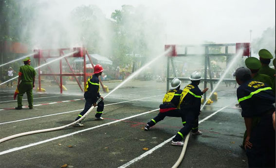 Thi đội hình máy bơm chữa cháy phun nước tiêu điểm