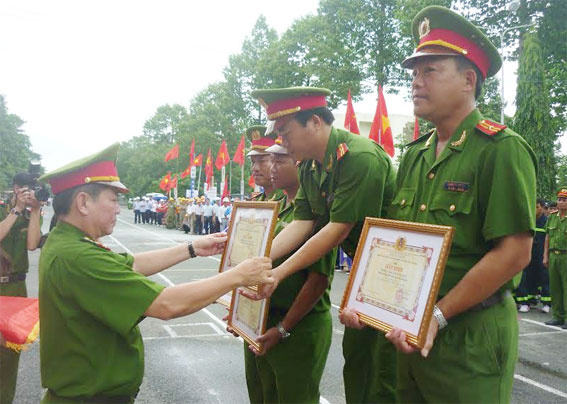 Ban tổ chức trao giấy khen cho các đơn vị giành thứ hạng cao