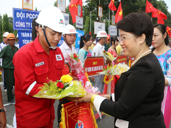 Phó bí thư Tỉnh ủy Phan Thị Mỹ Thanh tặng hoa cho các đội PCCC cơ sở. Ảnh: H.Anh