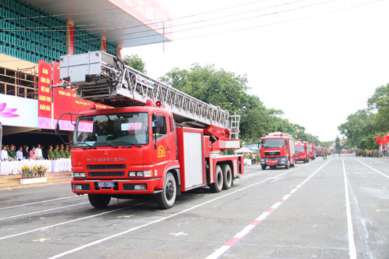Đoàn xe chữa cháy diễu hành qua lễ đài tại lễ khai mạc