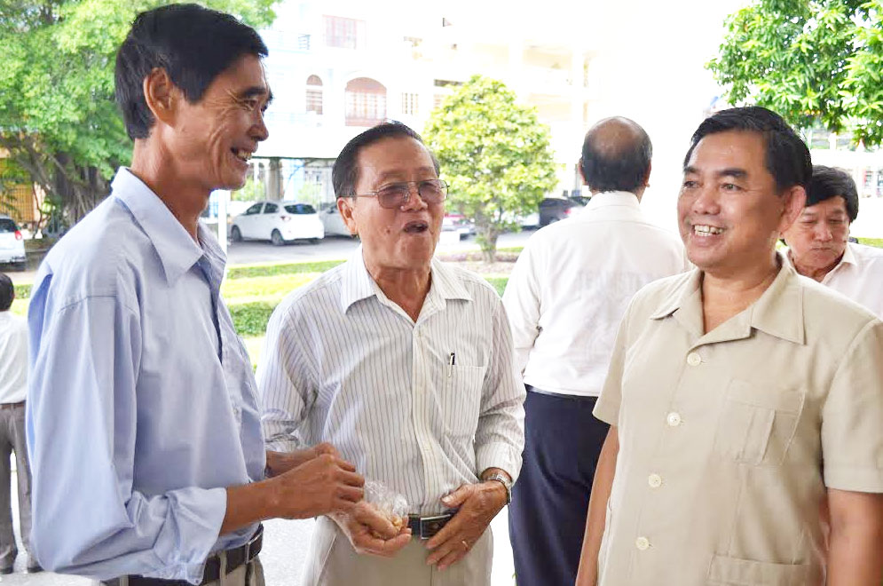 Đồng chí Huỳnh Văn Tới, Ủy viên Ban TVTU, Trưởng ban Tuyên giáo Tỉnh ủy gặp gỡ, trao đổi với người Hoa của tỉnh.