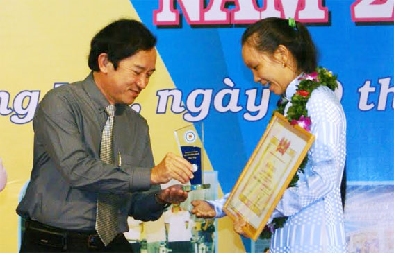 Đ/c Nguyễn Thành Trí, PCT UBND tỉnh trao biểu trưng cho các đại biểu được tuyên dương