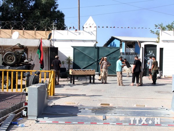 Các tay súng gác bên ngoài Đại sứ quán Mỹ ở thủ đô Tripoli ngày 31/8. (Ảnh: THX/TTXVN)