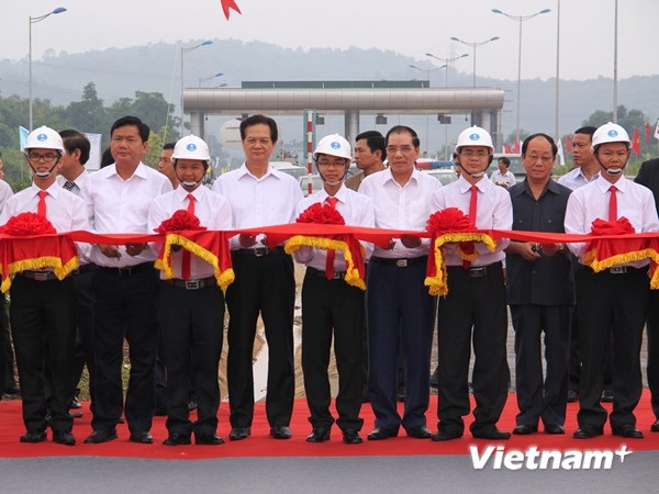 Cắt băng khánh thành đường Cao tốc dài nhất Việt Nam (Ảnh: Vietnam+)