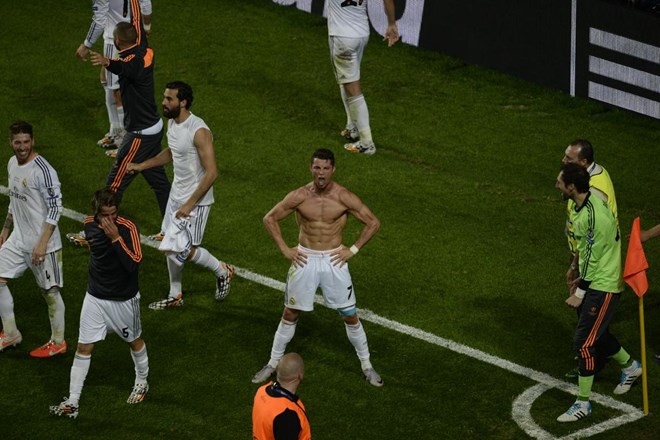 Cristiano Ronaldo ăn mừng cú hat-trick vào lưới Deportivo