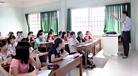 Học sinh lớp 9 ôn tập thi tuyển vào lớp 10 Trường THPT chuyên Lương Thế Vinh năm học 2014-2015.