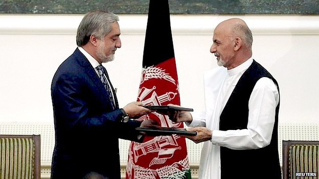 Ông Abdullah Abdullah (trài) và ông Ashraf Ghani trao đổi văn kiện thỏa thuận chia sẻ quyền lực tại lễ ký két ở Phủ Tổng thống, thủ đô Kabul. (Nguồn: Reuters)