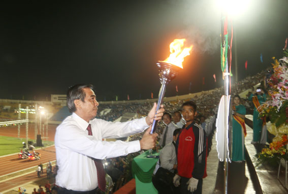 Đồng chí Phó Bí thư thường trực Tỉnh ủy Trần Văn Tư châm ngọn lửa khai mạc đại hội.