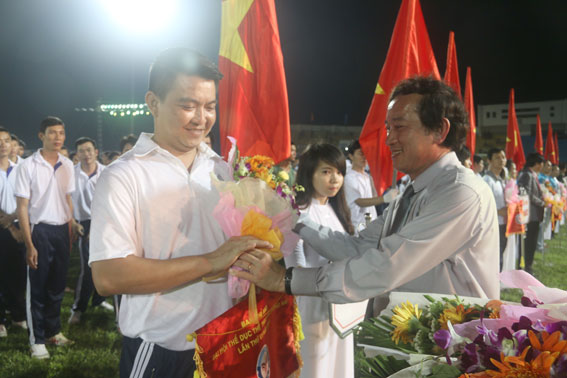 Phó Chủ tịch UBND tỉnh Nguyễn Thành Trí tặng hoa cho các đơn vị tham dự lễ khai mạc.