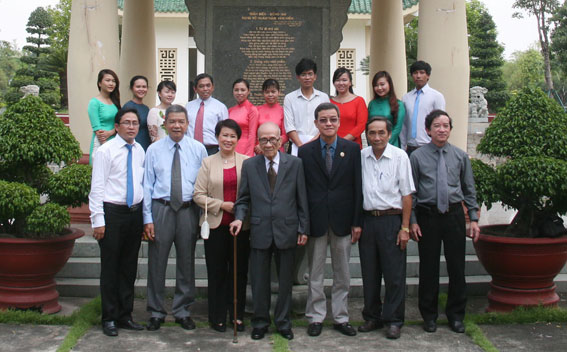 Giáo sư, Anh hùng Lao động Vũ Khiêu cùng lãnh đạo tỉnh và cán bộ công nhân viên Trung tâm Văn miếu Trấn Biên cùng chụp hình lưu niệm.