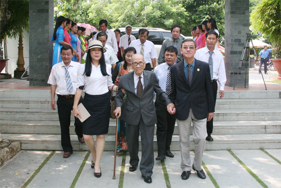 Giáo sư, Anh hùng Lao động Vũ Khiêu cùng đồng chí Đinh Quốc Thái, Phó bí thư Tỉnh ủy, Chủ tịch UBND tỉnh đến thăm Hội quán Trấn Biên.