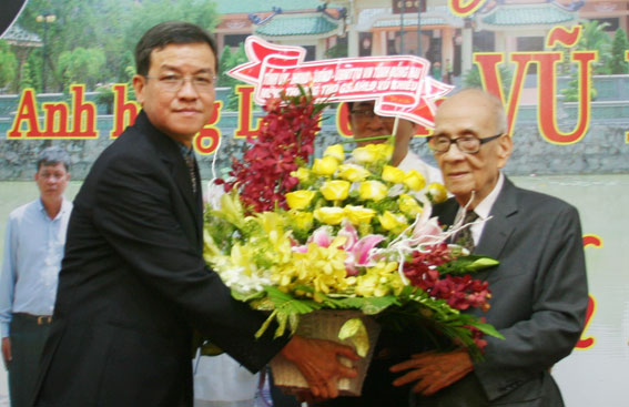 Đồng chí Đinh Quốc Thái, Phó bí thư Tỉnh ủy, Chủ tịch UBND tỉnh tặng quà mừng thọ Giáo sư, Anh hùng Lao động Vũ Khiêu.