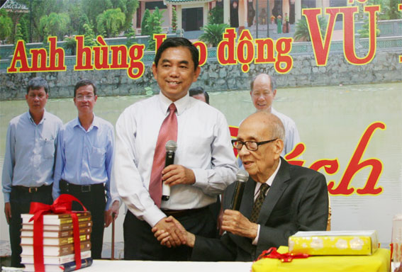 Huỳnh Văn Tới, Ủy viên Ban TVTU, Trưởng Ban Tuyên giáo Tỉnh ủy tặng quà mừng thọ Giáo sư, Anh hùng Lao động Vũ Khiêu.