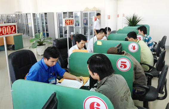Người lao động đến đăng ký thất nghiệp tại quầy của Phòng Bảo hiểm thất nghiệp