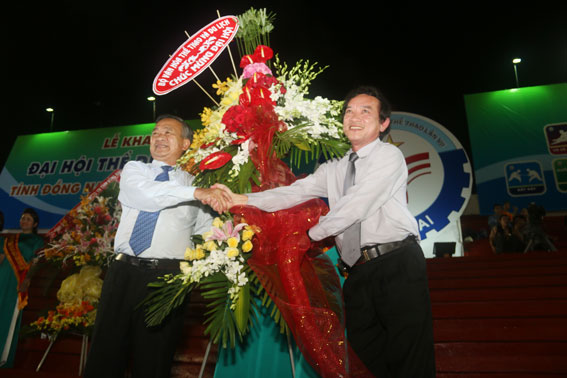 Đồng chí Phạm Văn Tuấn (phải), Phó tổng cục trưởng Tổng cục TDTT, Phó trưởng ban tổ chức Đại hội TDTT toàn quốc tặng lẵng hoa chúc mừng của Bộ Văn hóa, thể thao-du lịch cho Đồng Nai