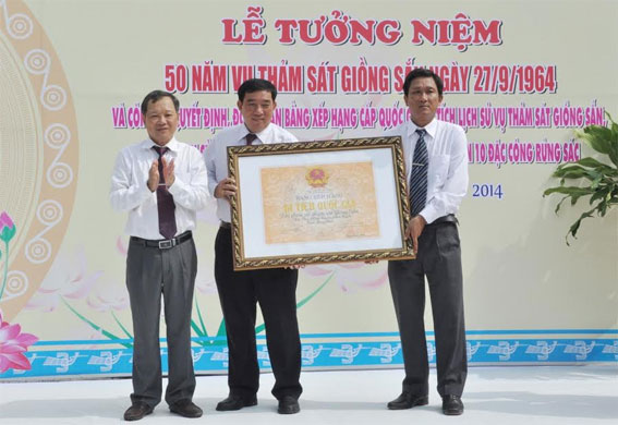 Đồng chí Trần Minh Phúc, Phó chủ tịch UBND tỉnh trao Bằng xếp hạng cấp quốc gia đối với 2 di tích lịch sử cho đại diện lãnh đạo huyện Nhơn Trạch.