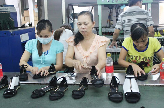  Sản xuất giày dép xuất khẩu tại Công ty CP giày dép cao su màu ở xã Hóa An (TP. Biên Hòa).