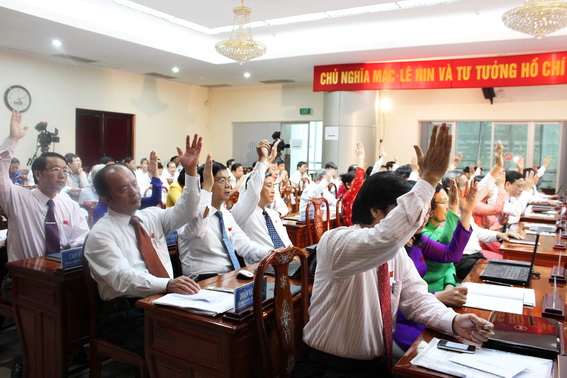 Các đại biểu HĐND tỉnh biểu quyết thông qua các tờ trình của UBND tỉnh
