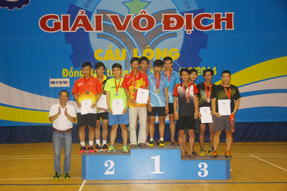 Trao huy chương cho các đơn vị giành nhất, nhì, ba đồng đội nam môn cầu lông