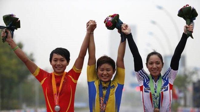 Nguyễn Thị Thật (trái) giành huy chương bạc ở nội dung xe đạp (Nguồn: Reuters)