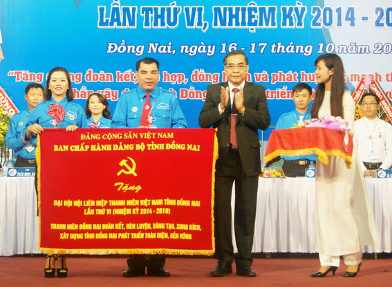 Đc Trần Văn Tư, Phó bí thư thường trực Tỉnh ủy tặng bức trướng của Ban chấp hành Đảng bộ tỉnh cho đại diện Ủy ban Hội LHTN tỉnh