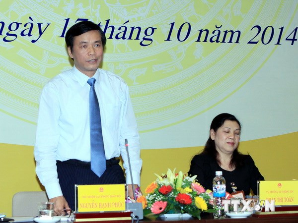 Chủ nhiệm Văn phòng Quốc hội Nguyễn Hạnh Phúc trả lời phỏng vấn của các nhà báo. (Ảnh: TTXVN)