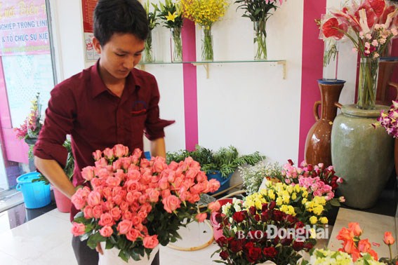 Một Cửa hàng hoa tươi trên đường Phạm Văn Thuận (TP. Biên Hòa) nhận được đơn đặt hàng gấp 20 lần ngày thường.