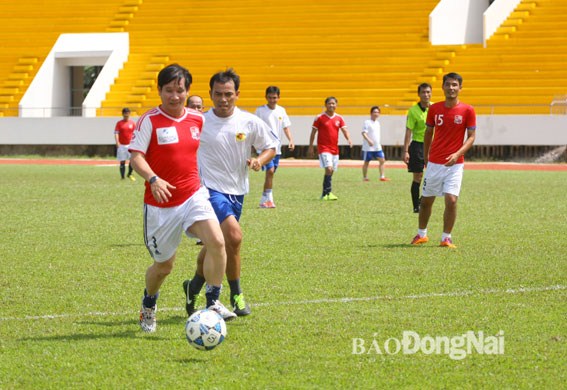 Cựu tuyển thủ Đồng Nai (áo đỏ) trong trận đấu giao hữu với cựu tuyển thủ Công an TP. Hồ Chí Minh 