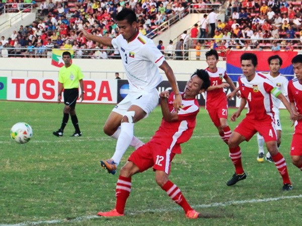 Myanmar (áo trắng) hoàn toàn trên cơ đối thủ Lào. (Ảnh: AFF)