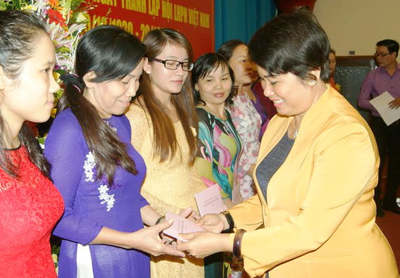 Đồng chí Phan Thị Mỹ Thanh tặng quà của Tỉnh ủy cho đại diện nữ công các đơn vị trong khối Đảng, đoàn thể tỉnh