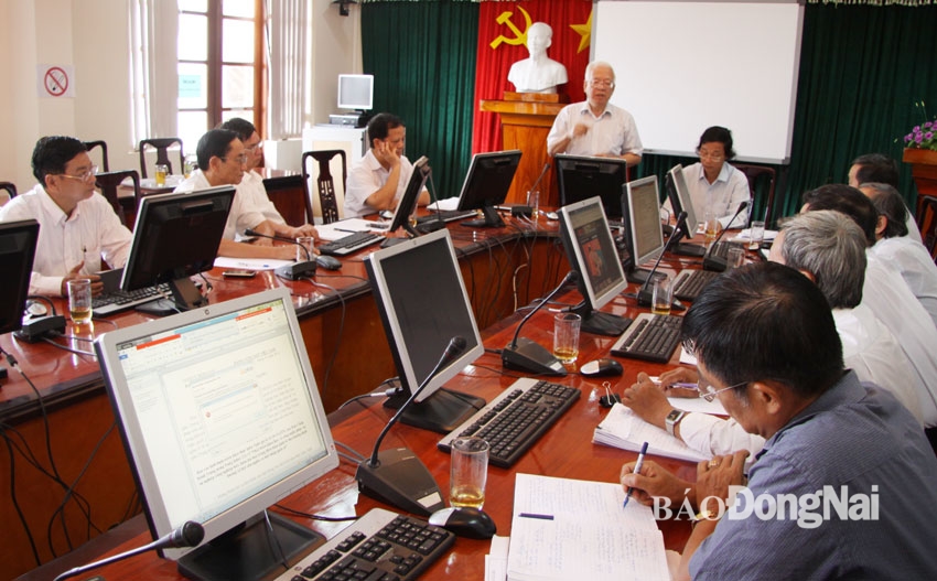  Giáo sư Phạm Mạnh Hùng trong buổi làm việc với Ban Tuyên giáo Tỉnh ủy