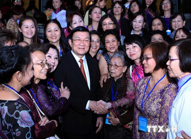 Chủ tịch nước Trương Tấn Sang với các đại biểu phụ nữ kiều bào về nước tham dự “Hội nghị Phụ nữ Việt Nam ở nước ngoài lần thứ nhất.” (Ảnh: TTXVN)