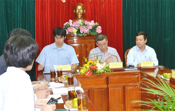 Chủ tịch UBND tỉnh Đinh Quốc Thái (giữa) ký biên bản ghi nhớ với tổ chức Jica về nguồn vốn cho dự án Nhà máy  nước Nhơn Trạch giai đoạn 2