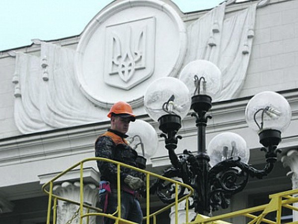 Trụ sở Quốc hội Ukraine, vốn bị phá hoại trong các vụ đụng độ ngày 14/10 vừa qua, đã được tu sửa kịp thời ngay trước ngày bầu cử. (Nguồn Reuters)