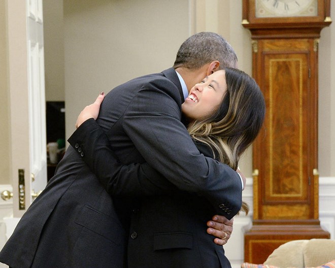 Tổng thống Obama ôm y tá Nina Phạm sau khi cô thoát khỏi "tử thần." (Nguồn: Yahoo.com)