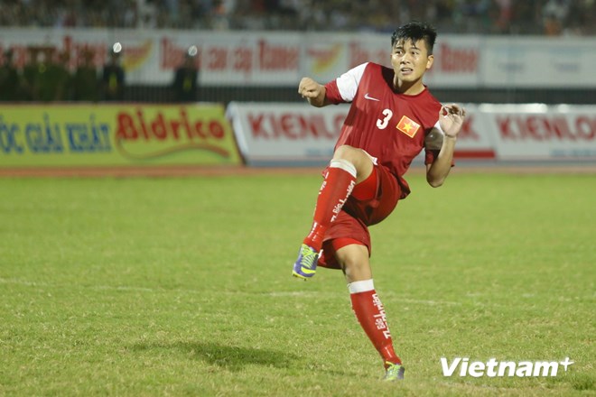 Trung vệ từng được gọi lên tuyển Việt Nam đã có hành động trêu ngươi đối thủ rất thiếu fair-play. (Ảnh: Vietnam+)