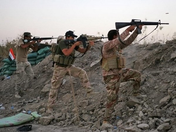 Lực lượng an ninh Iraq chiến đấu chống lại lực lượng IS. Ảnh minh họa. (Nguồn: AP)