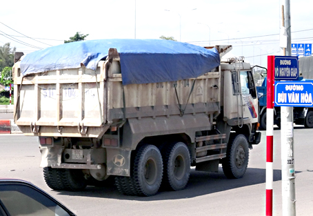 Xe tải ben cơi nới thành thùng chở quá tải qua vòng xoay cổng 11 đoạn giao đường Võ Nguyên Giáp và Bùi Văn Hòa (ảnh chụp lúc 10 giờ 15 ngày 25-10).