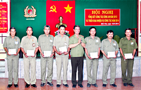 Thiếu tướng Nguyễn Văn Khánh, Giám đốc Công an tỉnh, tặng kỷ niệm chương cho bảo vệ dân phố là người Công giáo tham gia giữ gìn an ninh trật tự.