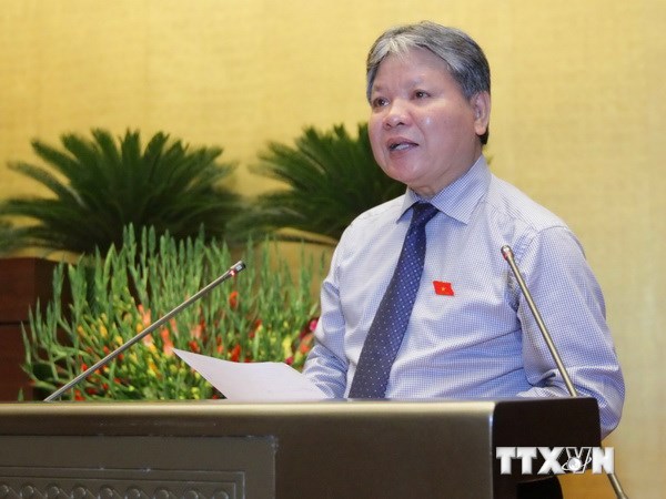 Bộ trưởng Bộ Tư pháp Hà Hùng Cường trình bày Tờ trình về dự án Luật ban hành văn bản quy phạm pháp luật. (Ảnh: TTXVN)