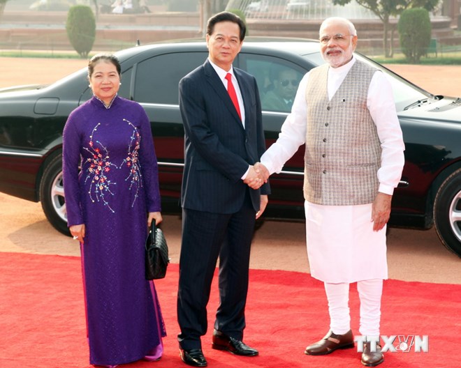 Thủ tướng Ấn Độ Narendra Modi đón Thủ tướng Nguyễn Tấn Dũng và Phu nhân. (Ảnh: TTXVN)