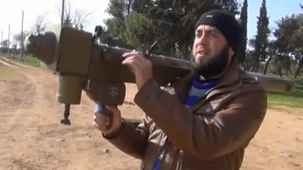 Một chiến binh Hồi giáo sử dụng tên lửa vác vai FN6 (Nguồn: Al Arabiya)