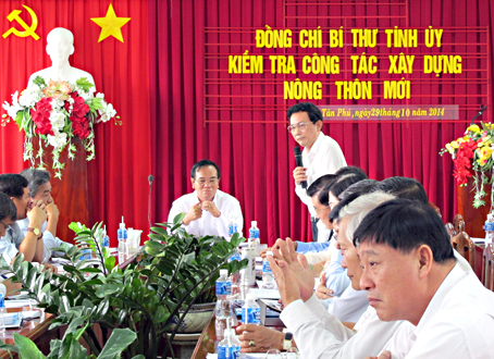 Bí thư Tỉnh ủy Trần Đình Thành làm việc tại UBND huyện Tân Phú. Ảnh: B.Nguyên