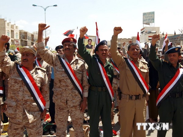 Lực lượng ủng hộ các tay súng nổi dậy Houthi chiếm giữ một cơ quan công quyền ở thủ đô Sanaa ngày 26/9. (Nguồn: AFP/TTXVN)