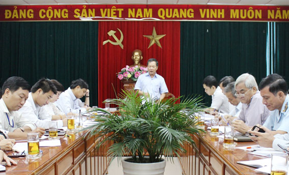 Phó chủ tịch tỉnh Trần Minh Phúc chủ trì cuộc họp. Ảnh: B.Nguyên