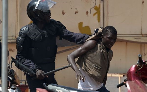 Cảnh sát chống bạo động Burkina Faso trấn áp người biểu tình của phe đối lập ở thủ đô Ouagadougou. (Ảnh: AFP-JIJI)